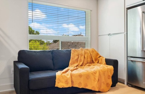 Swede Hill Apartment | Central House + Apt, sleeps 13!