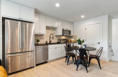Swede Hill Apartment | Central House + Apt, sleeps 13!