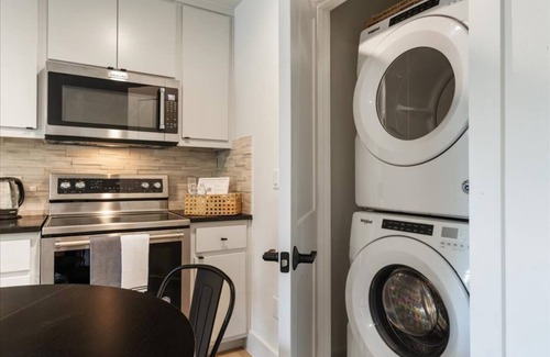 Swede Hill Apartment | Central House + Apt, sleeps 13!