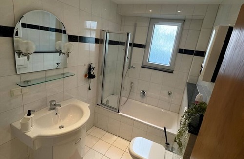Holsterhausen Apartment | Central in Essen! 5 minutes walk from the train station! WH3