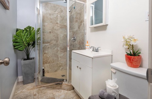 Beverly Grove House | Central LA Charm: 2BR Stylish Apt!