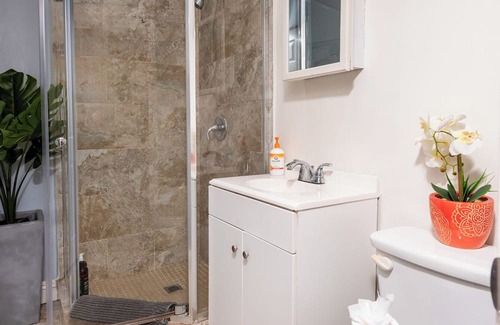 Beverly Grove House | Central LA Charm: 2BR Stylish Apt!