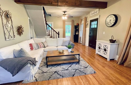 Elmira House | Central Location - HOT TUB, close to lakes, wineries, Corning, Watkins Glen