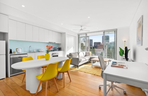 Surry Hills Apartment | Central Luminous 2 Beds With Balcony Aircon