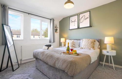 Milton Keynes House | Central MK House with Free Parking, Fast Wifi, and Smart TV with Xbox, Sky TV Packages and Netflix by Yoko Property