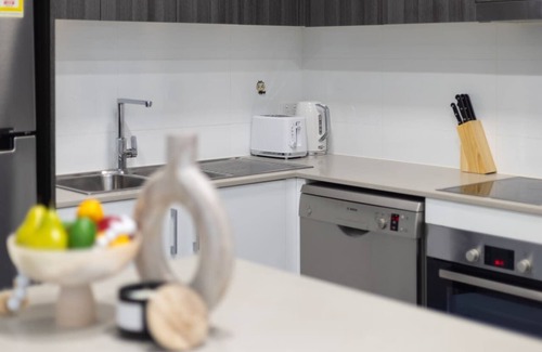 Toowong Apartment | Central of Toowong! Neat Apt Near Station