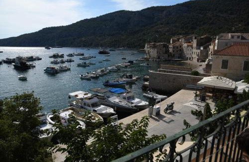 Komiza Apartment | Central sea view apartment