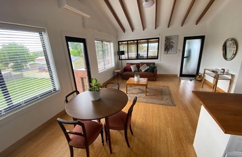 Armidale Apartment | Central South Armidale unit, 2 bedroom, walk to town, modern + renovated