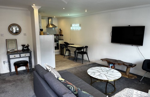 Westbourne House | Central townhouse house - 8 min walk to the Beach