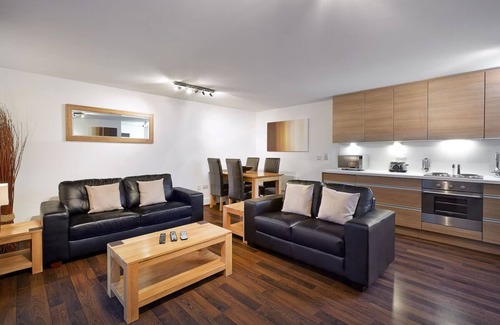 Basingstoke Apartment | Central Two-bedroom Apartment w/Fully-Fitted Kitchen & Panoramic Windows