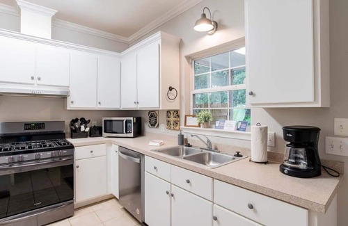 Mobile House | Central, Wonderful Porch & Yard! Hazel Hideaway