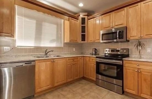Fleetwood House | Centralized Good safe neighbourhood. 45minutes away from YVR Airport .nn