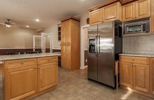 Fleetwood House | Centralized Good safe neighbourhood. 45minutes away from YVR Airport .nn
