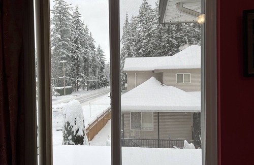 Fleetwood House | Centralized Good safe neighbourhood. 45minutes away from YVR Airport .nn