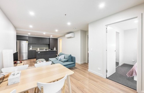 Turner Apartment | Centrally Located 2BDR Apartment Braddon w/Parking