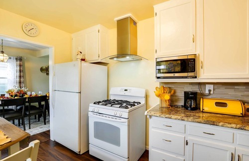 West Rancho Dominguez House | Centrally Located Compton Retreat: Patio & Grills