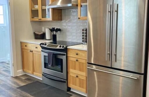 Brownstown House | Centrally located, family and furry friendly fun!