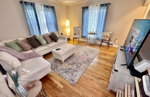 Roseville House | Centrally Located Farmhouse Bungalow - 58” Tv 600 wifi