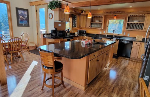 Moose Pass Ski Chalet | Centrally Located Private Awesome View Custom Chalet. Bonus Hot Tub