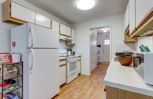 Johnson House | Centrally located in NWA; Walk to Wrights BBQ!