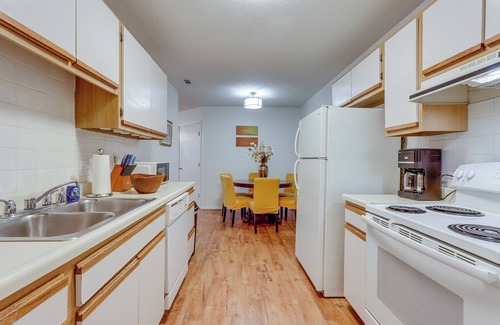 Johnson House | Centrally located in NWA; Walk to Wrights BBQ!