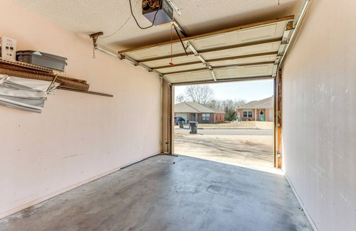 Johnson House | Centrally located in NWA; Walk to Wrights BBQ!