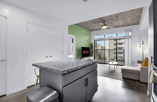 Evans Churchill Apartment | Centric 1BR In HEART of DTPHX Free Garage Parking