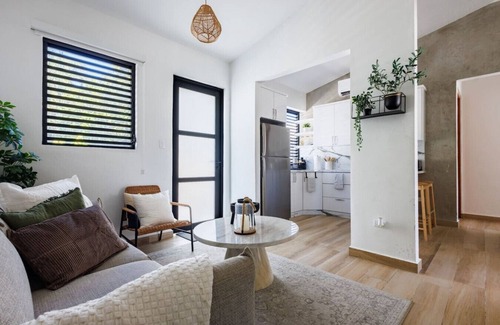 Eleanor Roosevelt House | Centric Boho Haven in Hato Rey | Unit 2