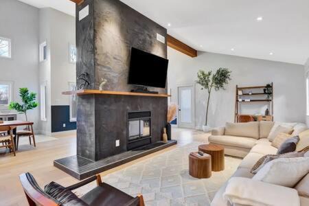 Les Collines-de-l'Outaouais Regional County Municipality Villa | Château Céleste - Villa with pool, hot tub, fire pit