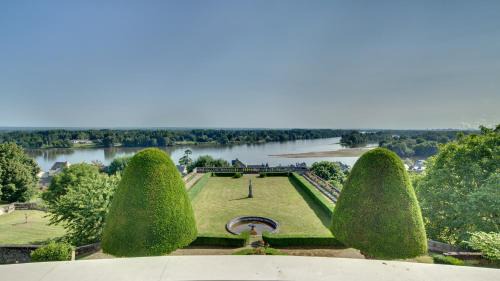 Candes-Saint-Martin Bed & Breakfast | Château de Candes - Art & Spa