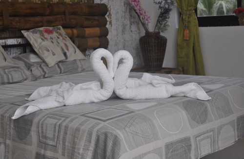 Tagbilaran House | CH1 NICE ROOM WITH PRIVAT BATHROOM IN LUXURY VILLA Fiber internet unlimited