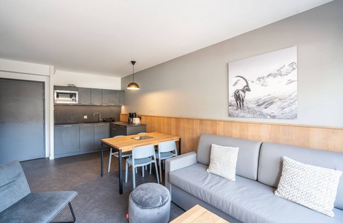 Huez Apartment | Chalet Apartment in Auris with Scenic Views