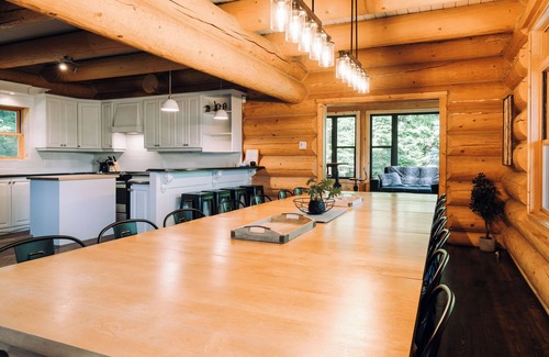 Fiddler Lake Resort Ski Chalet | Chalet Authentik 17: Indoor & Outdoor pools, private Hot tub, Lake and Resort