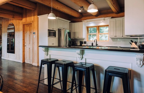 Fiddler Lake Resort Ski Chalet | Chalet Authentik 17: Indoor & Outdoor pools, private Hot tub, Lake and Resort