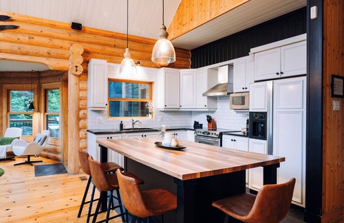 Fiddler Lake Resort Ski Chalet | Chalet Authentik 50: Indoor & outdoor heated pools, Hot tub, Lake & Resort