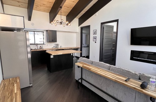 Steam Engine Meadows Ski Chalet | Chalet Black: Modern Ski Resort Haven in Wooded Paradise! 4 queen beds