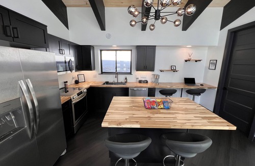 Steam Engine Meadows Ski Chalet | Chalet Black: Modern Ski Resort Haven in Wooded Paradise! 4 queen beds