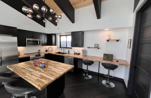 Steam Engine Meadows Ski Chalet | Chalet Black: Modern Ski Resort Haven in Wooded Paradise! 4 queen beds