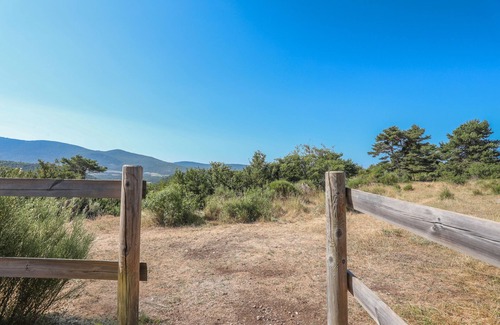 Bargeme Apartment | Chalet 'Cabane Aux Étoiles' with Mountain View, Private Terrace and Shared Garden
