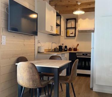 Laguiole Apartment | Chalet chaleureux et fonctionnel