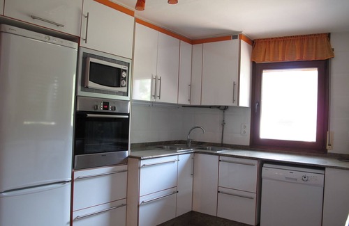 Tortosa Ski Chalet | Chalet con Piscina y privado garden, Wi-Fi, among mar y montaña