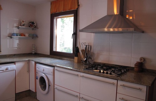 Tortosa Ski Chalet | Chalet con Piscina y privado garden, Wi-Fi, among mar y montaña