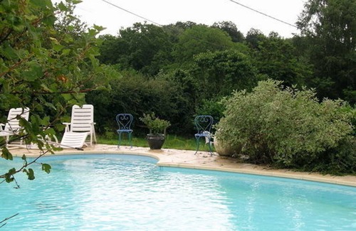 Echassieres Cottage | Chalet cosy en pleine nature avec piscine, parfait pour famille, draps inclus, animaux acceptés