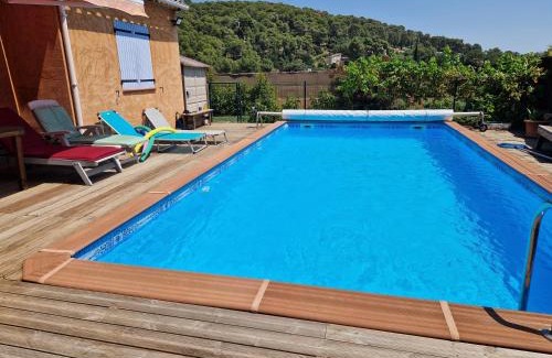 Lorgues Ski Chalet | Chalet de 25 m2 avec jardin, piscine et spa uniquement accessible en juin sept