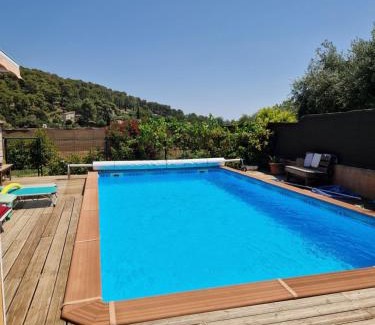 Lorgues Ski Chalet | Chalet de 25 m2 avec jardin, piscine et spa uniquement accessible en juin sept