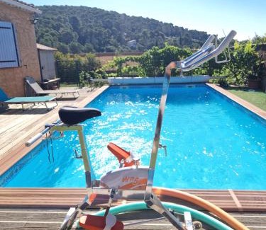 Lorgues Ski Chalet | Chalet de 25 m2 avec jardin, piscine et spa uniquement accessible en juin sept