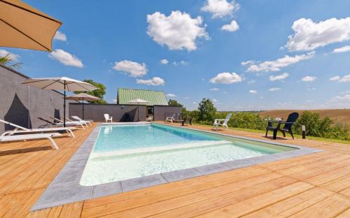 Savignac-Mona Bed & Breakfast | Chalet de charme climatisé, son Jacuzzi - SPA privatif et la piscine de la Maison Bleue du Gers