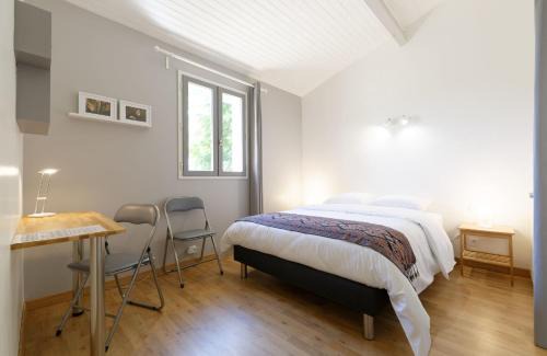 Savignac-Mona Bed & Breakfast | Chalet de charme climatisé, son Jacuzzi - SPA privatif et la piscine de la Maison Bleue du Gers