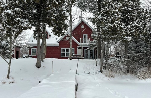 Beaulac-Garthby Ski Chalet | Chalet de la Baie with spa and sauna, waterfront