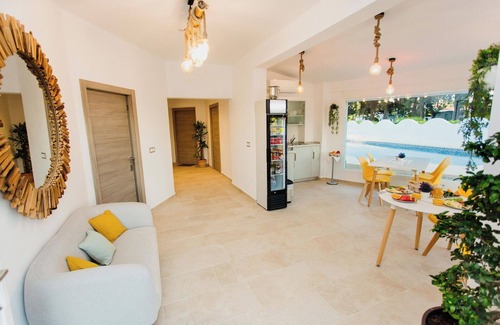 Els Poblets Ski Chalet | Chalet Felizia, top location, large pool. Comfort and tranquility,max 16 guests,